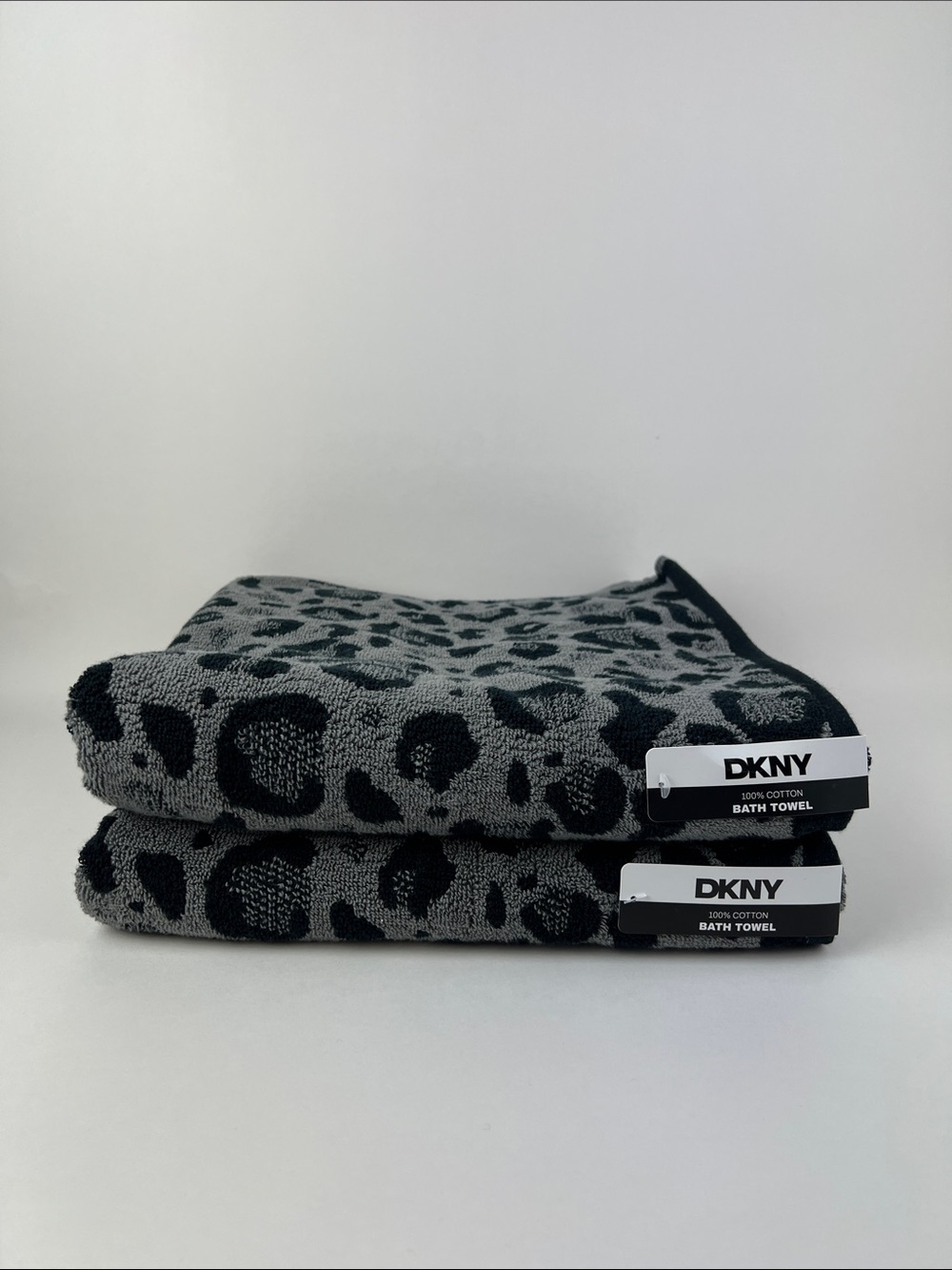 DKNY Bath Towels Black and Gray Bold Leopard Print 100% Cotton 2 Pc NEW